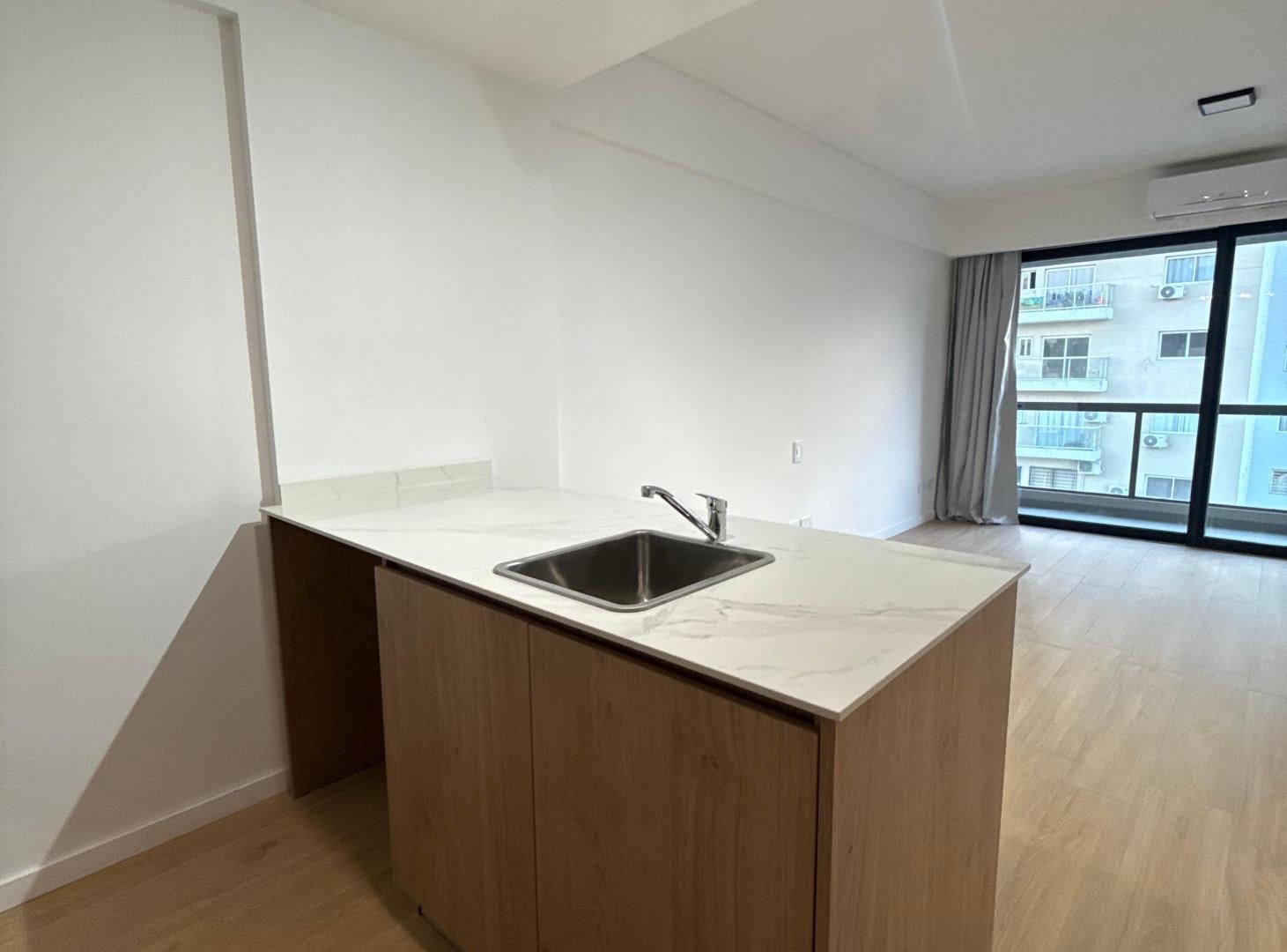 Foto de Departamento monoambiente con balcón y cochera. Excelente edificio, imagen 2