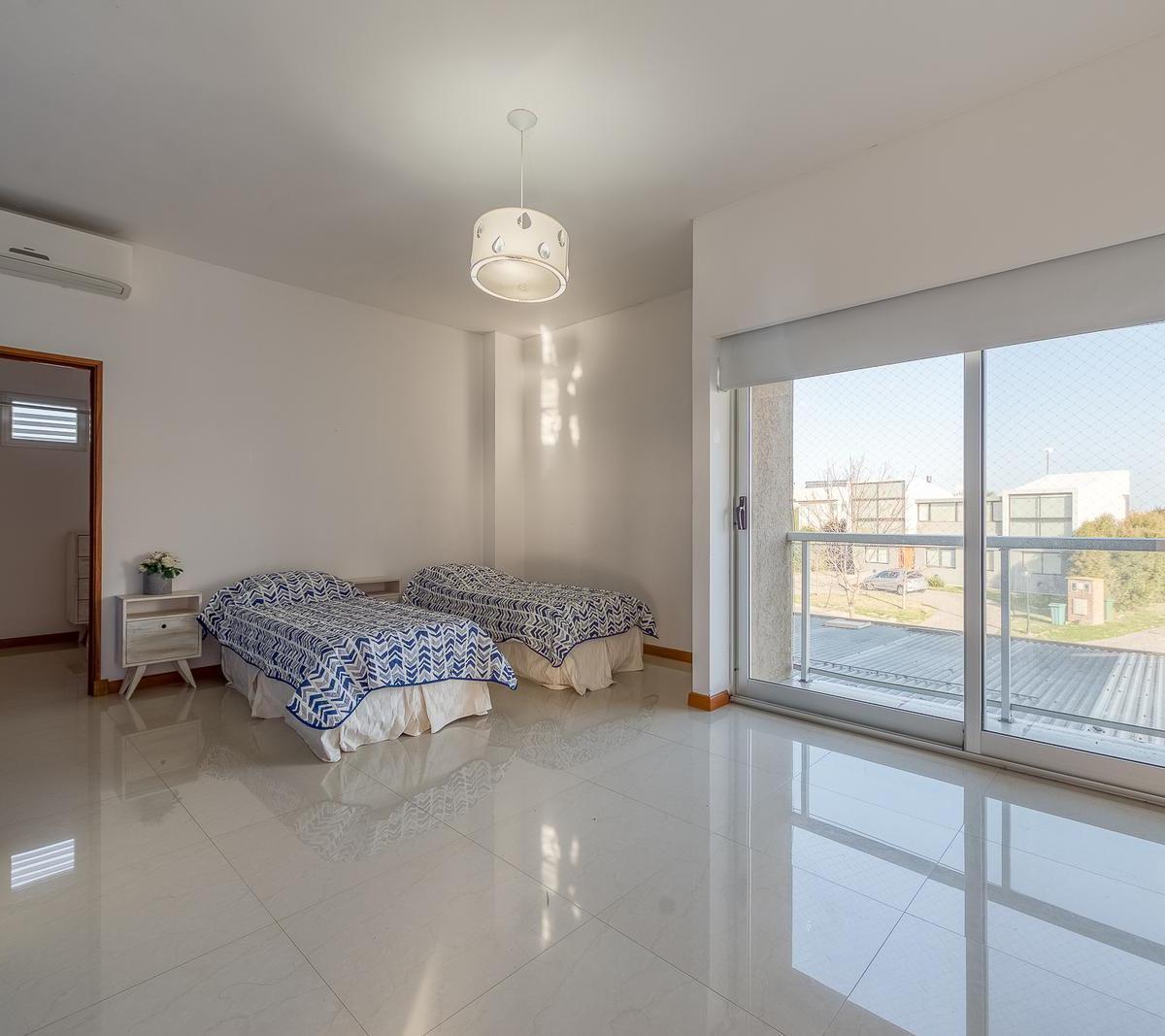 Venta Casa de 5 Ambientes San Benito, Villanueva 5