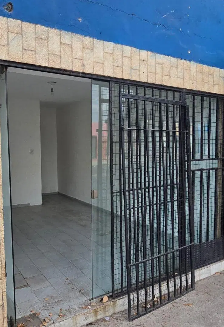 LOCAL COMERCIAL con vidrieram Av ALEM 1535 4