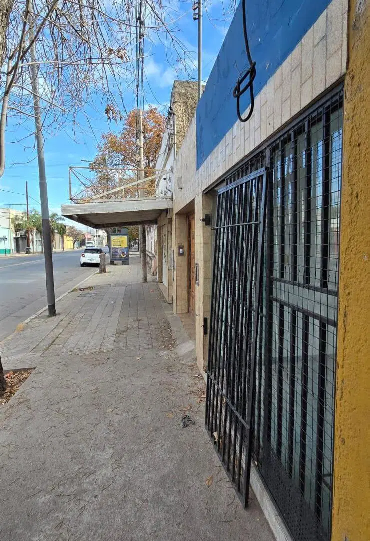 LOCAL COMERCIAL con vidrieram Av ALEM 1535 5