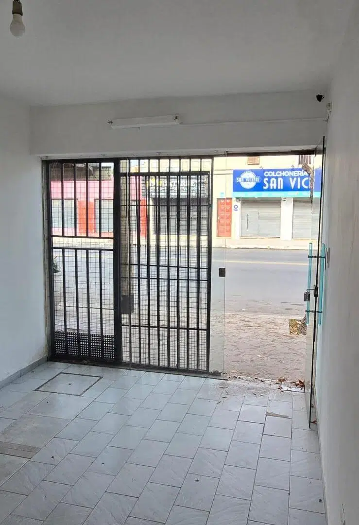 LOCAL COMERCIAL con vidrieram Av ALEM 1535 3