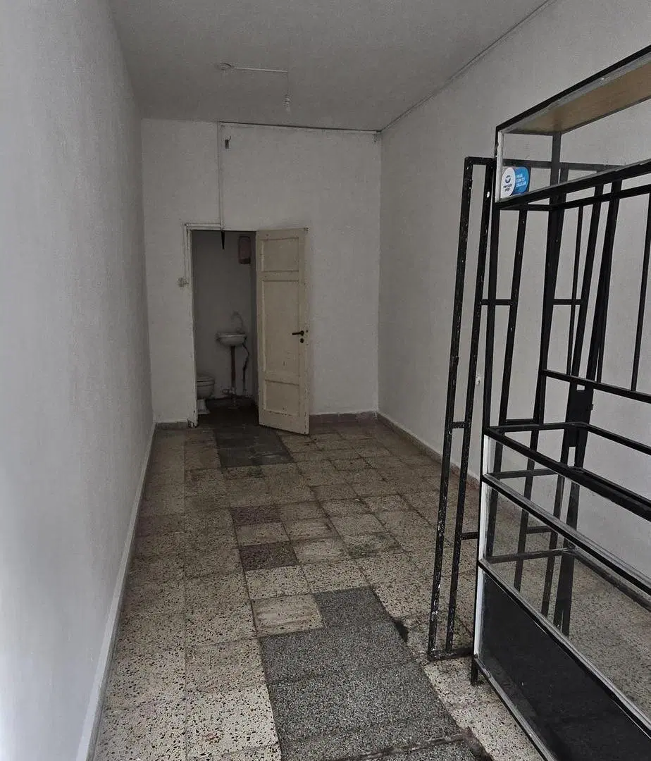 Local Comercial 20m2 con baño Padre luis Monti 3744 2