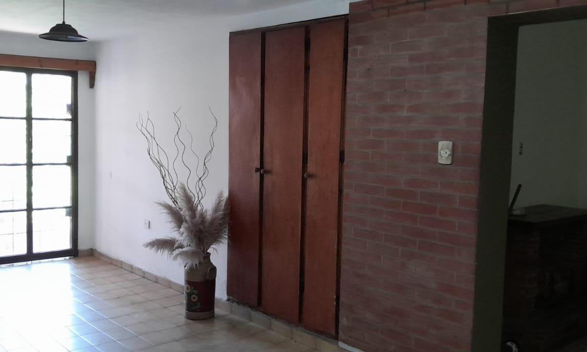 Amplia, en Excelente Estado Gran Patio + Oficina o Local o 4 Dormitrios 2