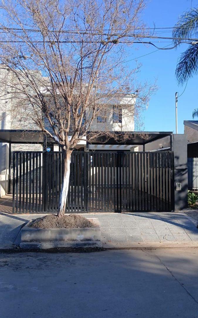 Aestrnar /categoria /3 baños/amplio/excelente zona / otra casa con pileta