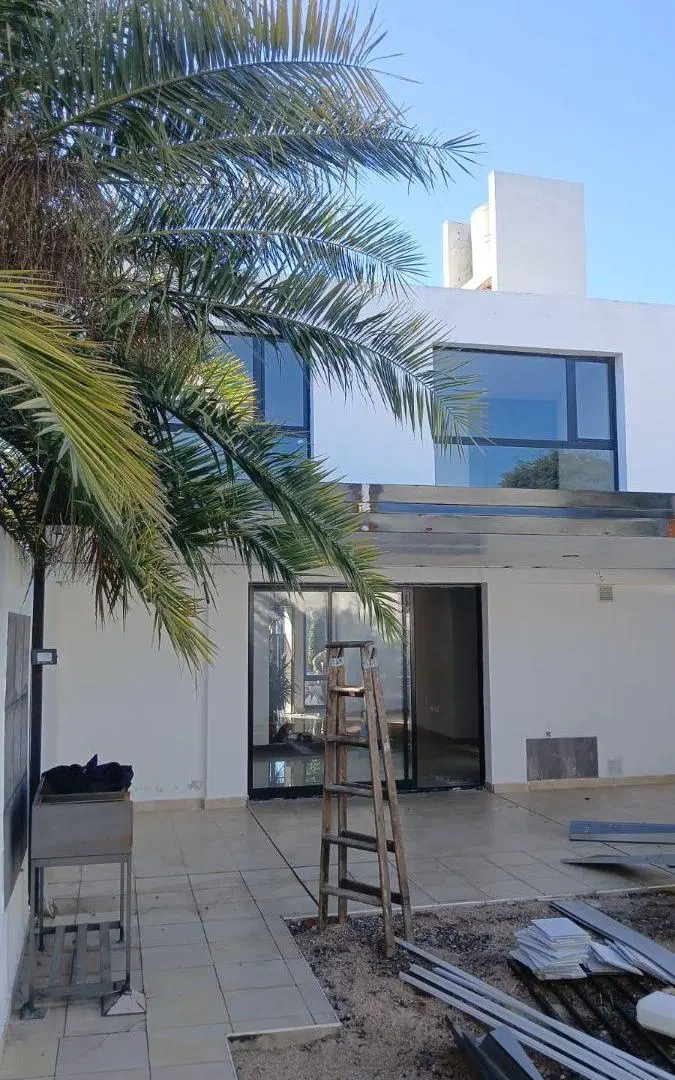 Aestrnar /categoria /3 baños/amplio/excelente zona / otra casa con pileta 2