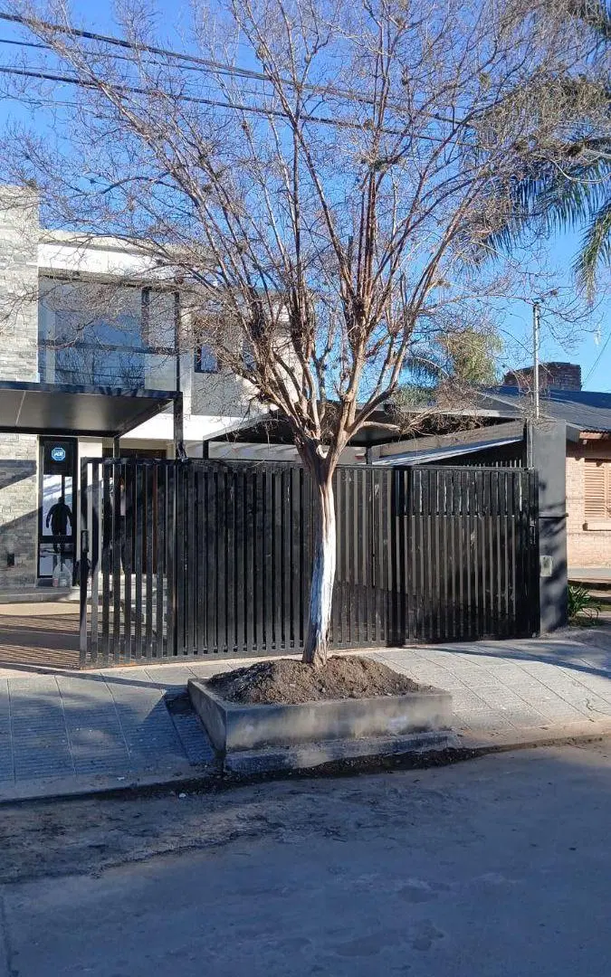 Aestrnar /categoria /3 baños/amplio/excelente zona / otra casa con pileta 3