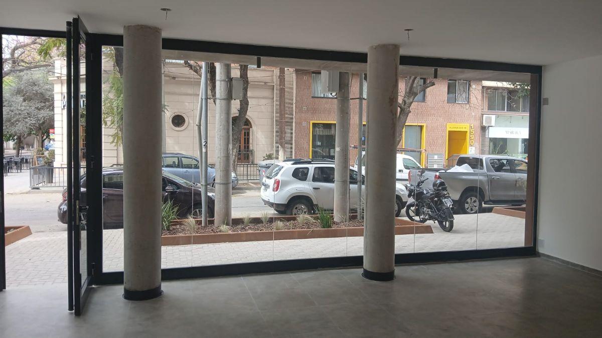 Foto de AMPLIO /TODO VIDRIADO /SOBRE DOS ESQUINAS / DOS BAÑOS / DOBLE INGRESO, imagen 5