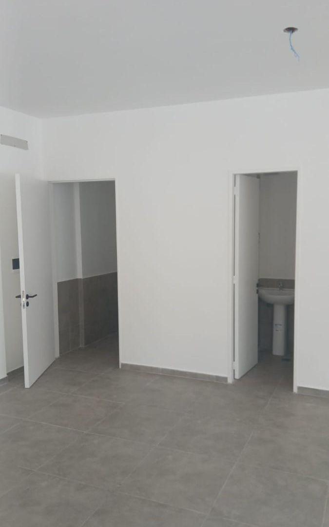 Foto de AMPLIO /TODO VIDRIADO /SOBRE DOS ESQUINAS / DOS BAÑOS / DOBLE INGRESO, imagen 3