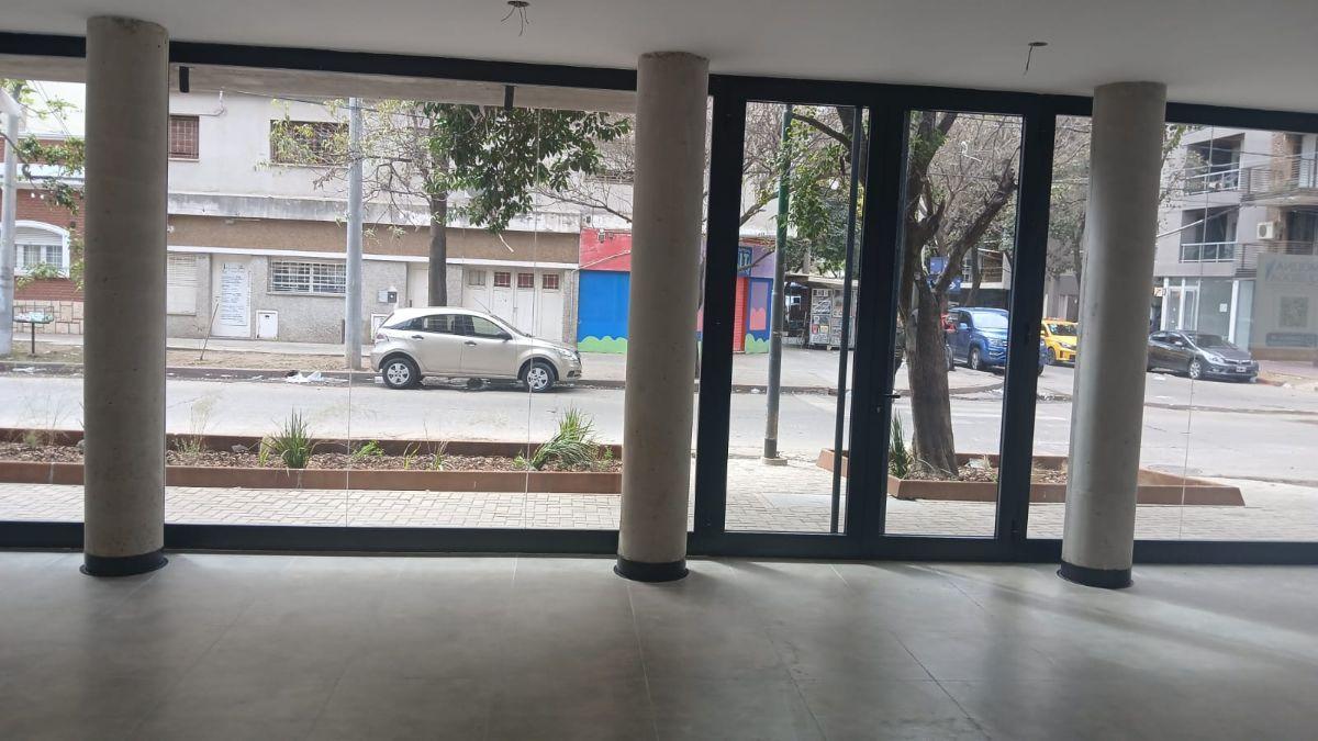 Foto de AMPLIO /TODO VIDRIADO /SOBRE DOS ESQUINAS / DOS BAÑOS / DOBLE INGRESO, imagen 4