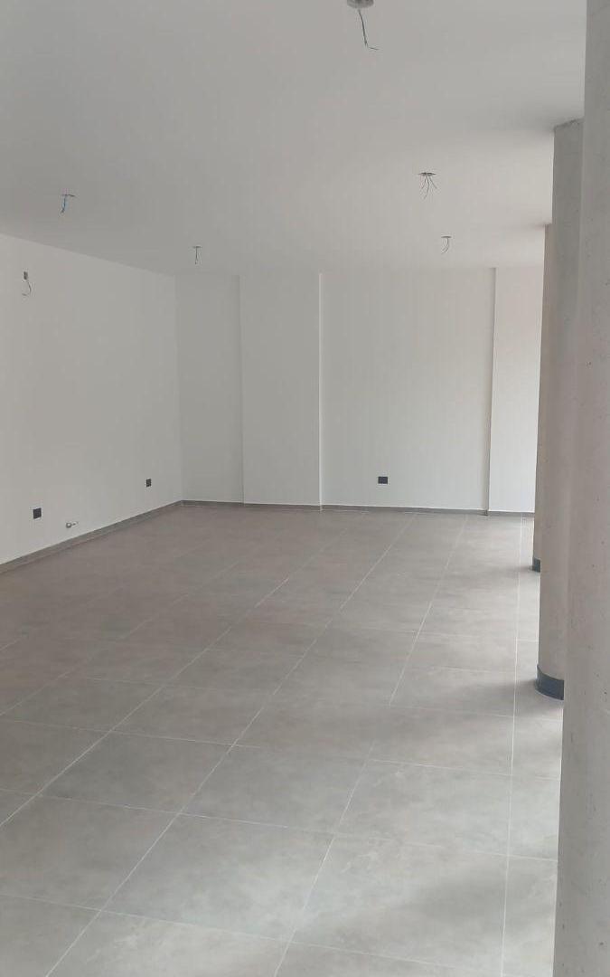 Foto de AMPLIO /TODO VIDRIADO /SOBRE DOS ESQUINAS / DOS BAÑOS / DOBLE INGRESO, imagen 2