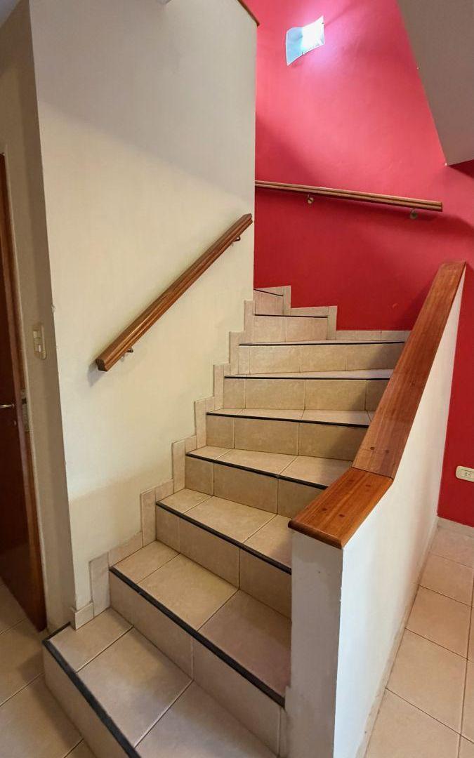Foto de Departamento tipo duplex en edificio de dos dormitorios en alquiler., imagen 3