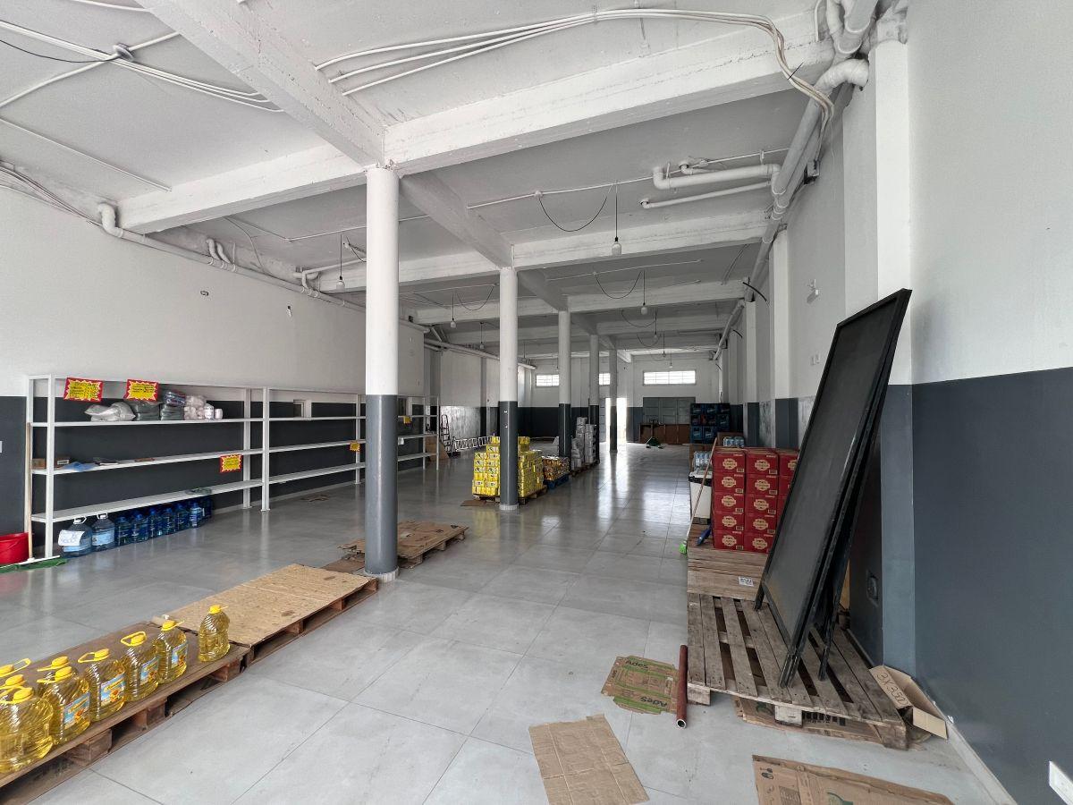 Salón comercial en alquiler sobre Av 520