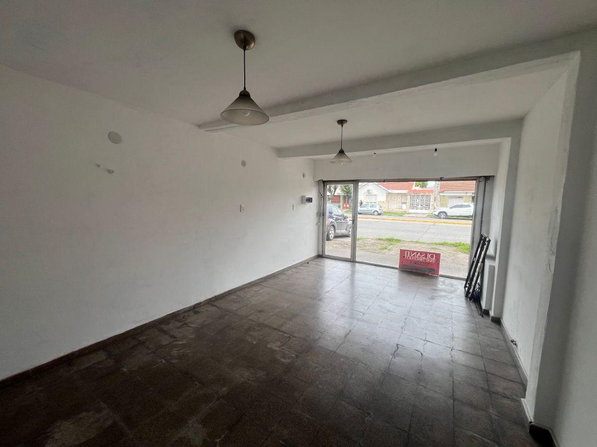 Foto de Local comercial con amplio fondo en alquiler en Ringuelet, imagen 2