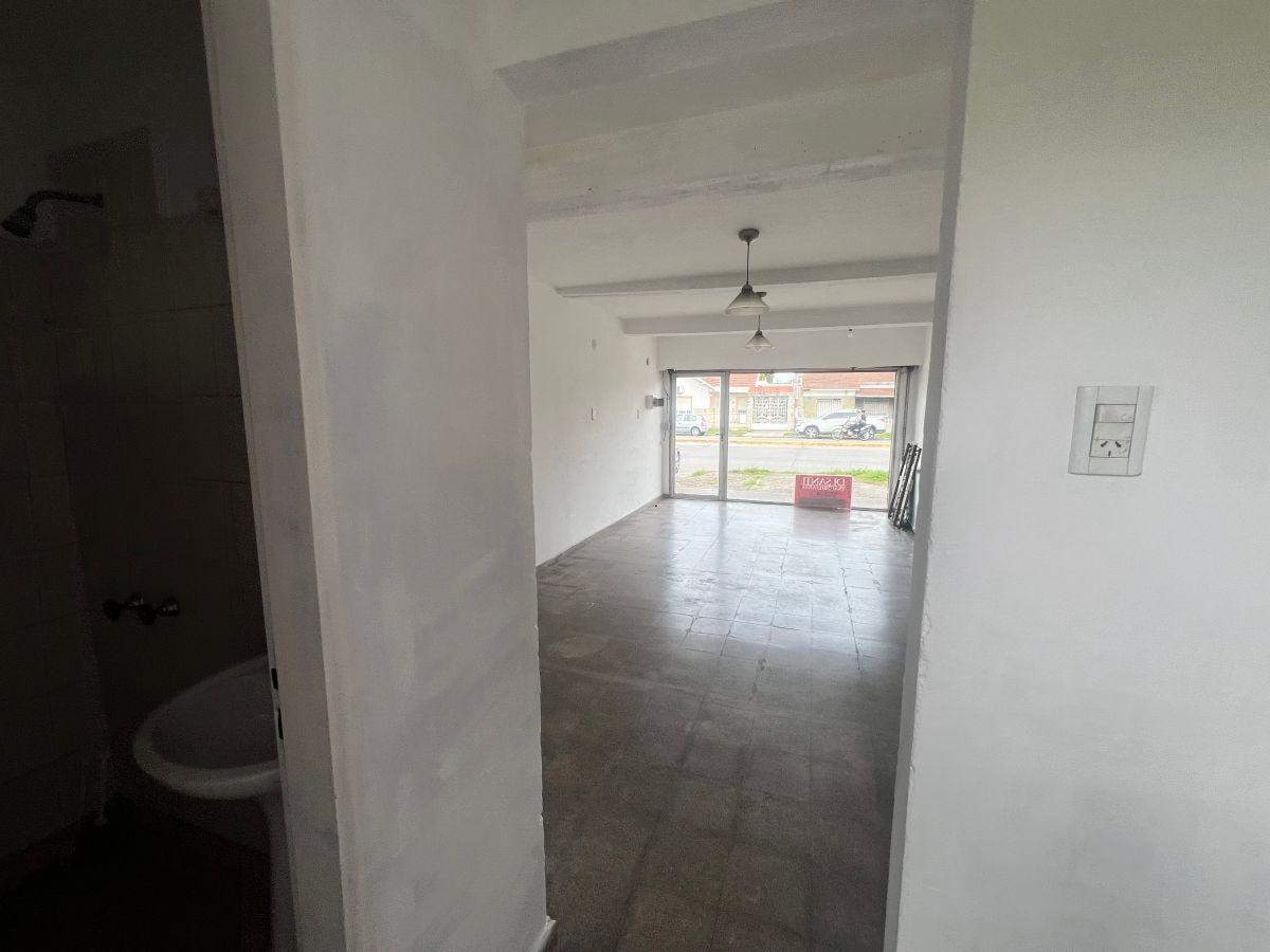 Foto de Local comercial con amplio fondo en alquiler en Ringuelet, imagen 5