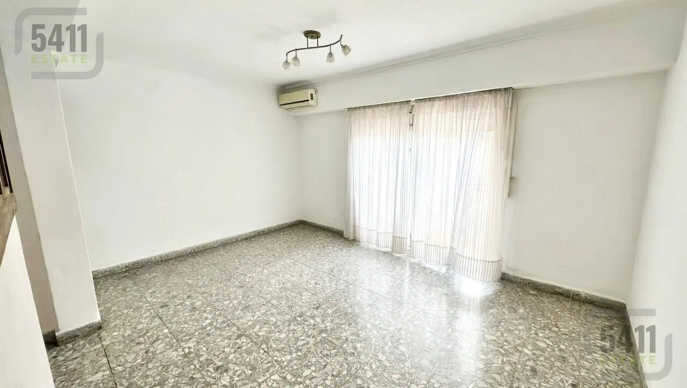 Venta Depto 3 ambientes con balcón al frente en Olivos 5