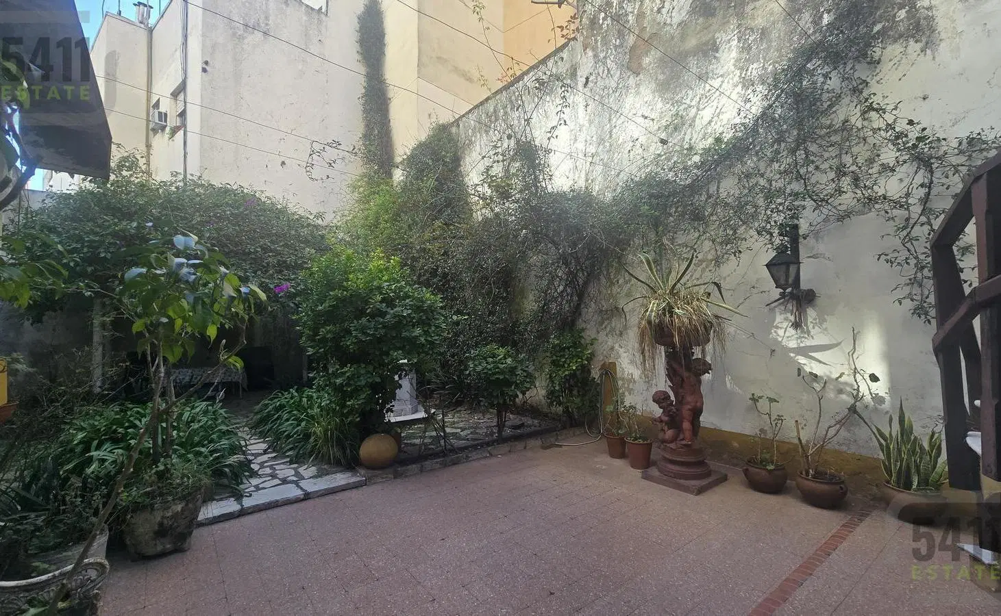 Venta Casa de estilo a reciclar con jardin, cocheras para 3 autos y terraza en Caballito 2