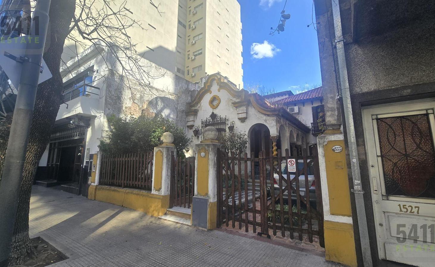 Venta Casa de estilo a reciclar con jardin, cocheras para 3 autos y terraza en Caballito