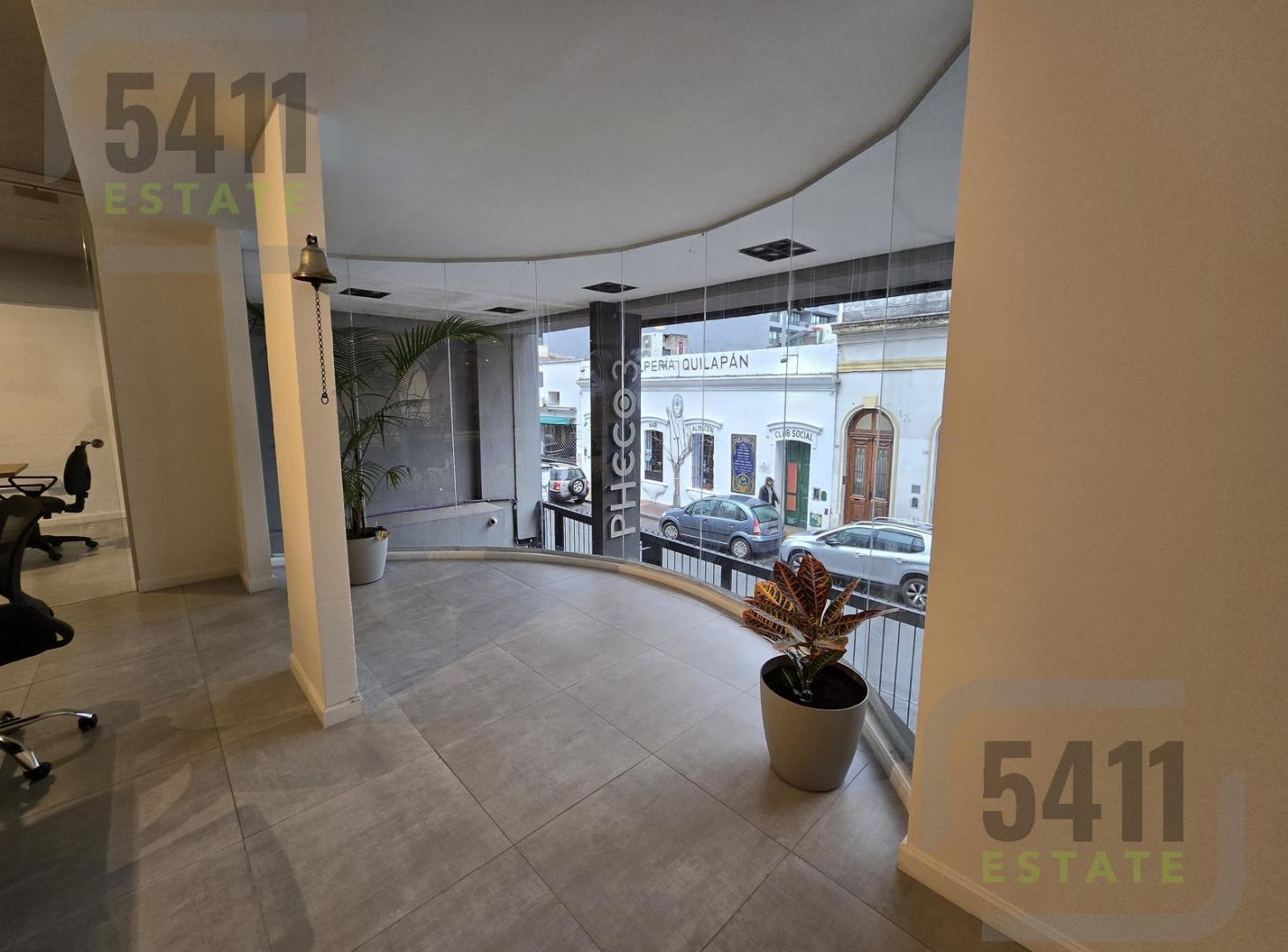 Venta Oficina 5 ambientes al frente con Balcon en San Telmo.
