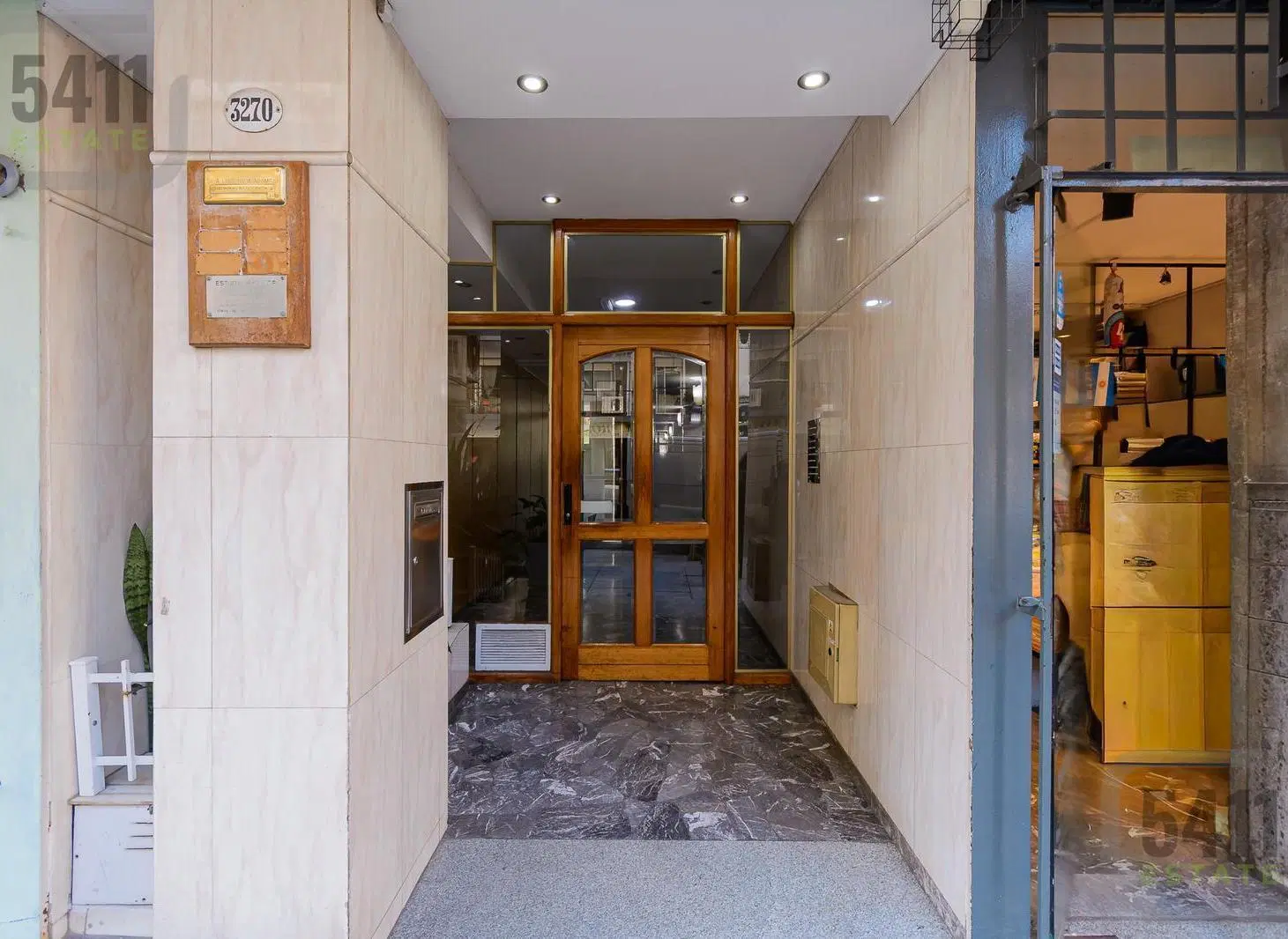 Venta Departamento 4 ambientes patio y cochera en Villa del Parque 5