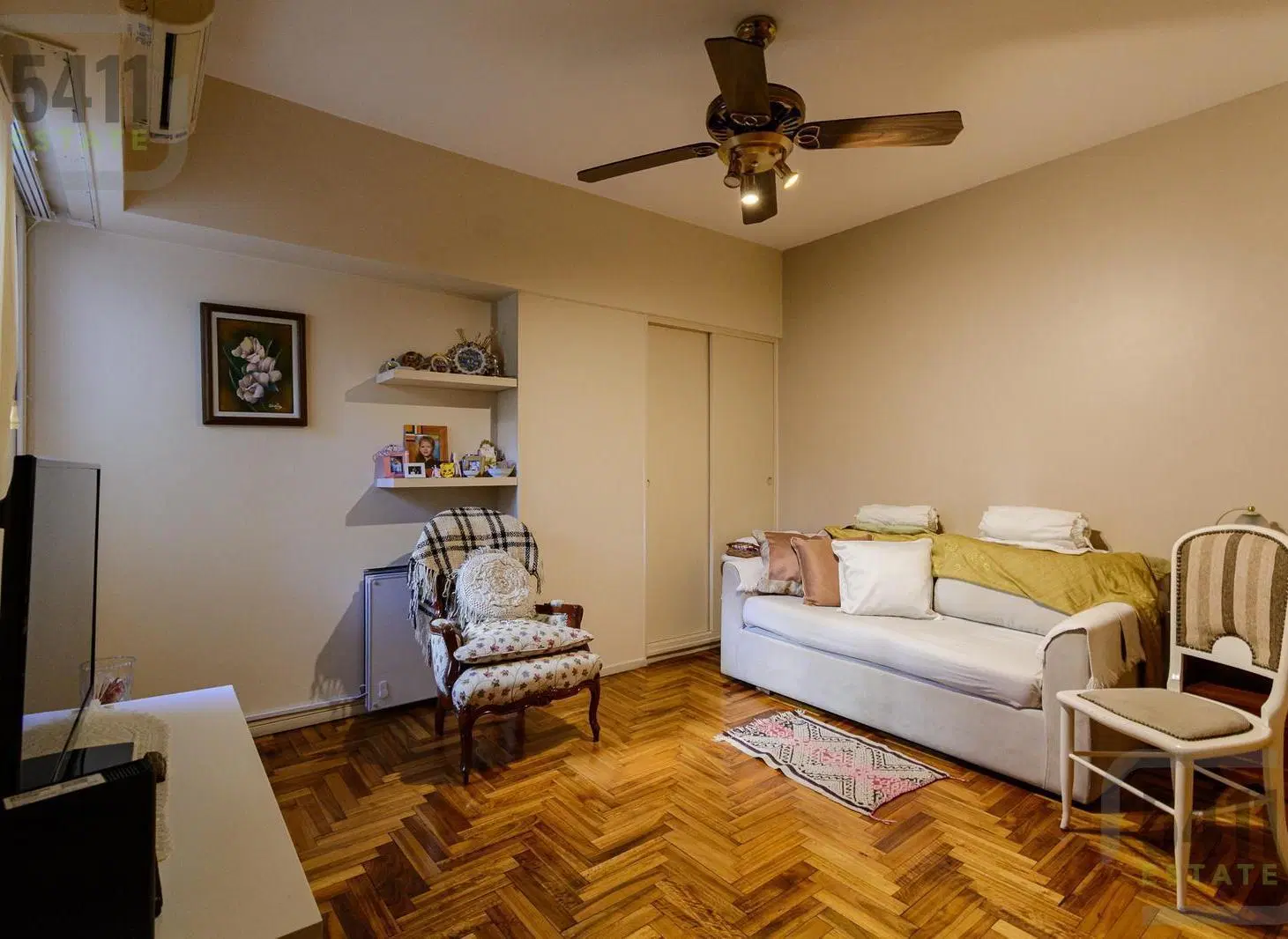 Venta Departamento 4 ambientes patio y cochera en Villa del Parque 3
