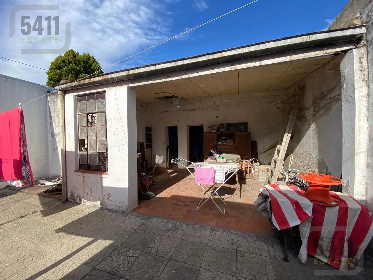 Venta Casa 5 ambientes a reciclar con Patio y fondo Garage en Banfield Este 3