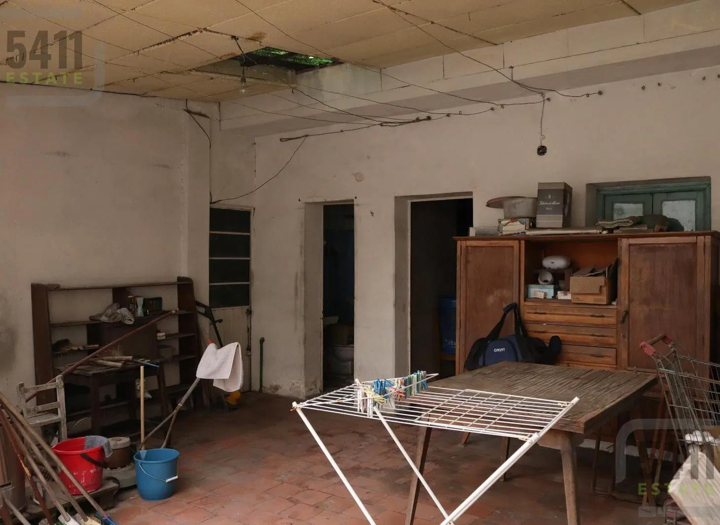 Venta Casa 5 ambientes a reciclar con Patio y fondo Garage en Banfield Este 2