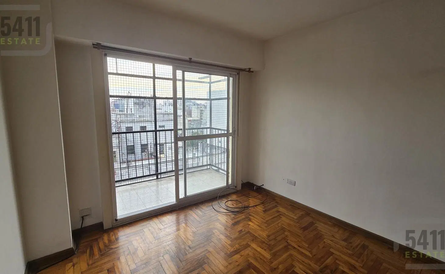 Venta Departamento 3 ambientes con Balcon piso alto vista abierta en Flores 5