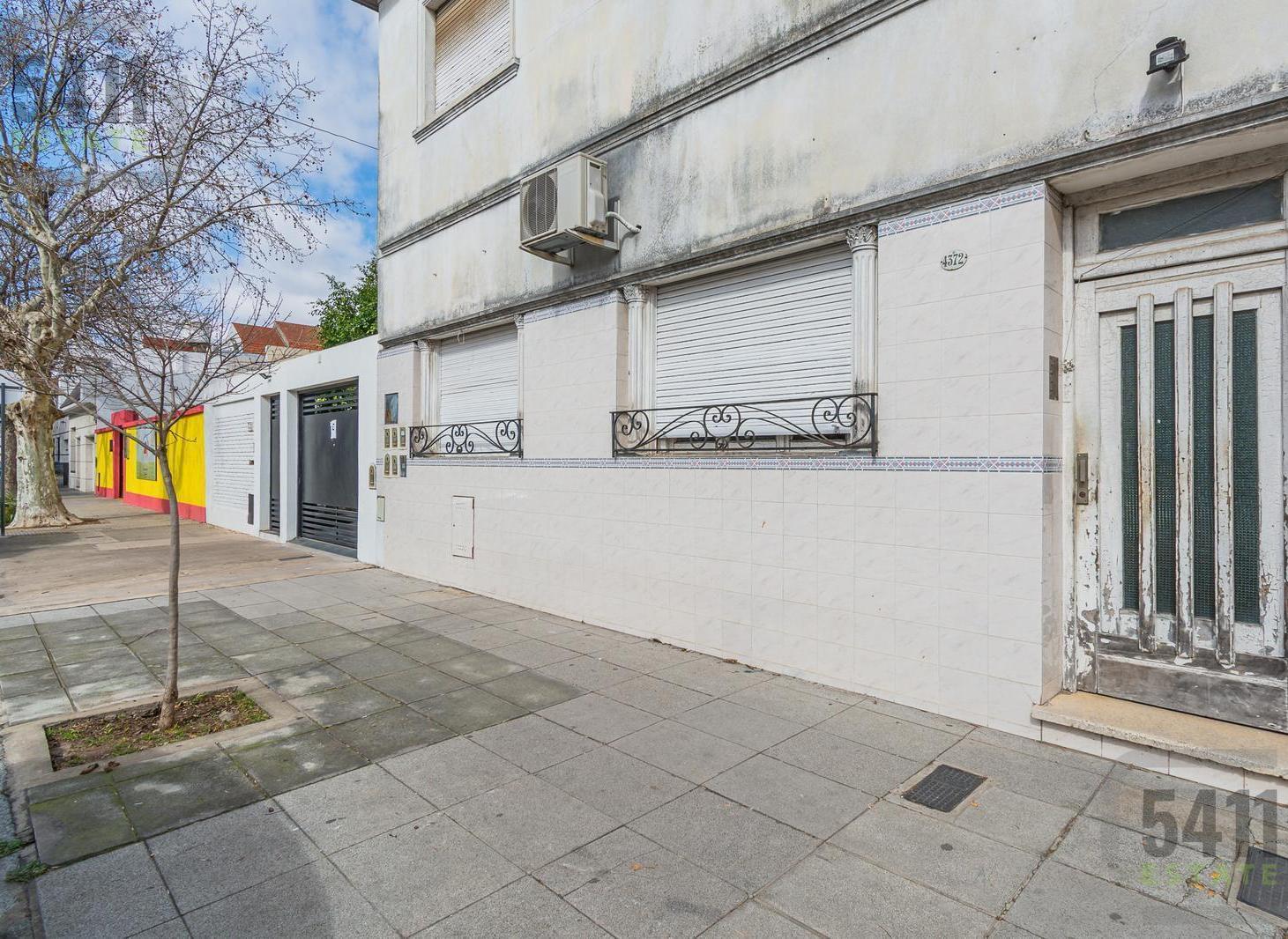 Foto de Venta PH 4 ambientes a refaccionar con terraza y gran potencial, imagen 2