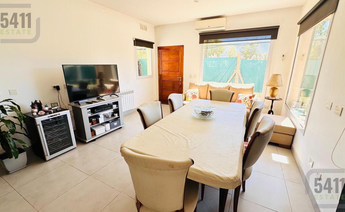 Foto de Venta Casa 4 ambientes, 3 baños. Piscina. Cocheras. Lote de más de 800m, imagen 2