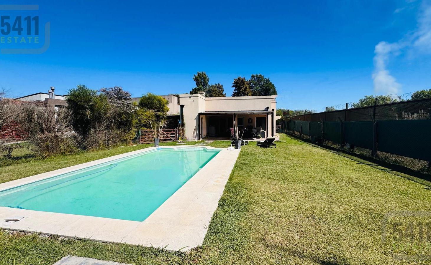 Foto de Venta Casa 4 ambientes, 3 baños. Piscina. Cocheras. Lote de más de 800m, imagen 1