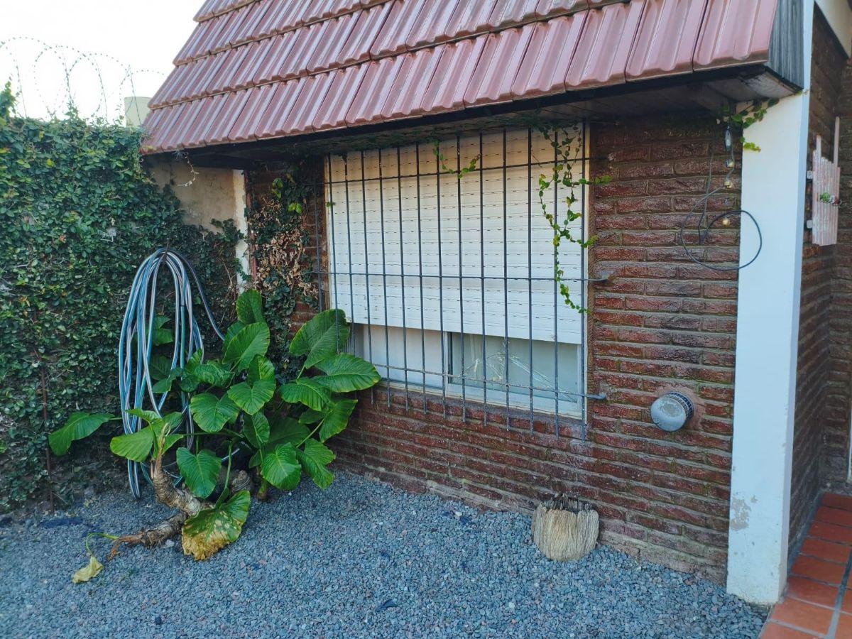 Foto de Casa en venta de 2 dormitorios c/ cochera en Castelar, imagen 1