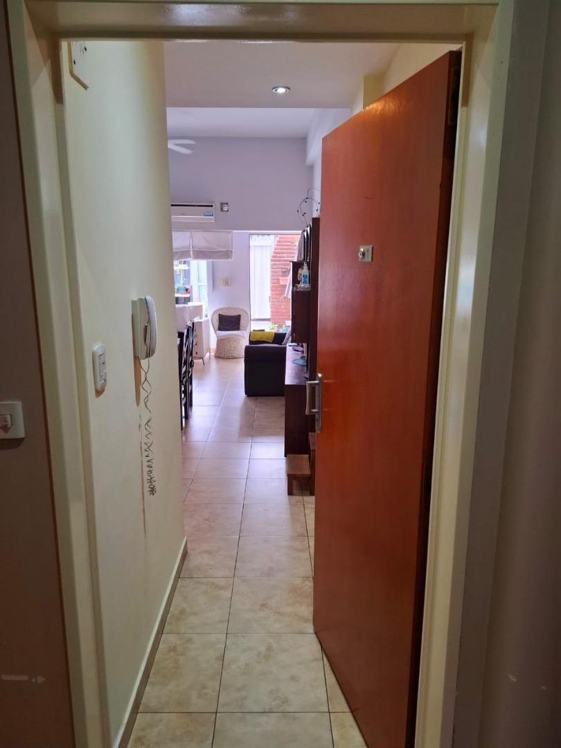 Departamento de 3 con patio en Flores