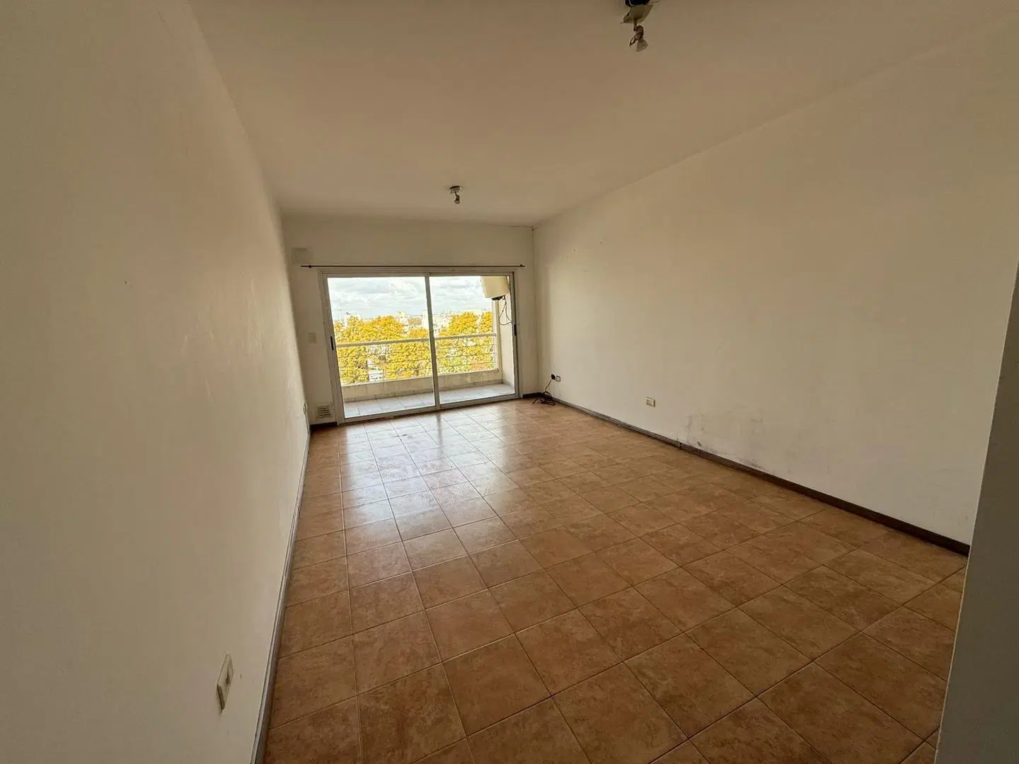 Monoambiente con balcón contrafrente 1