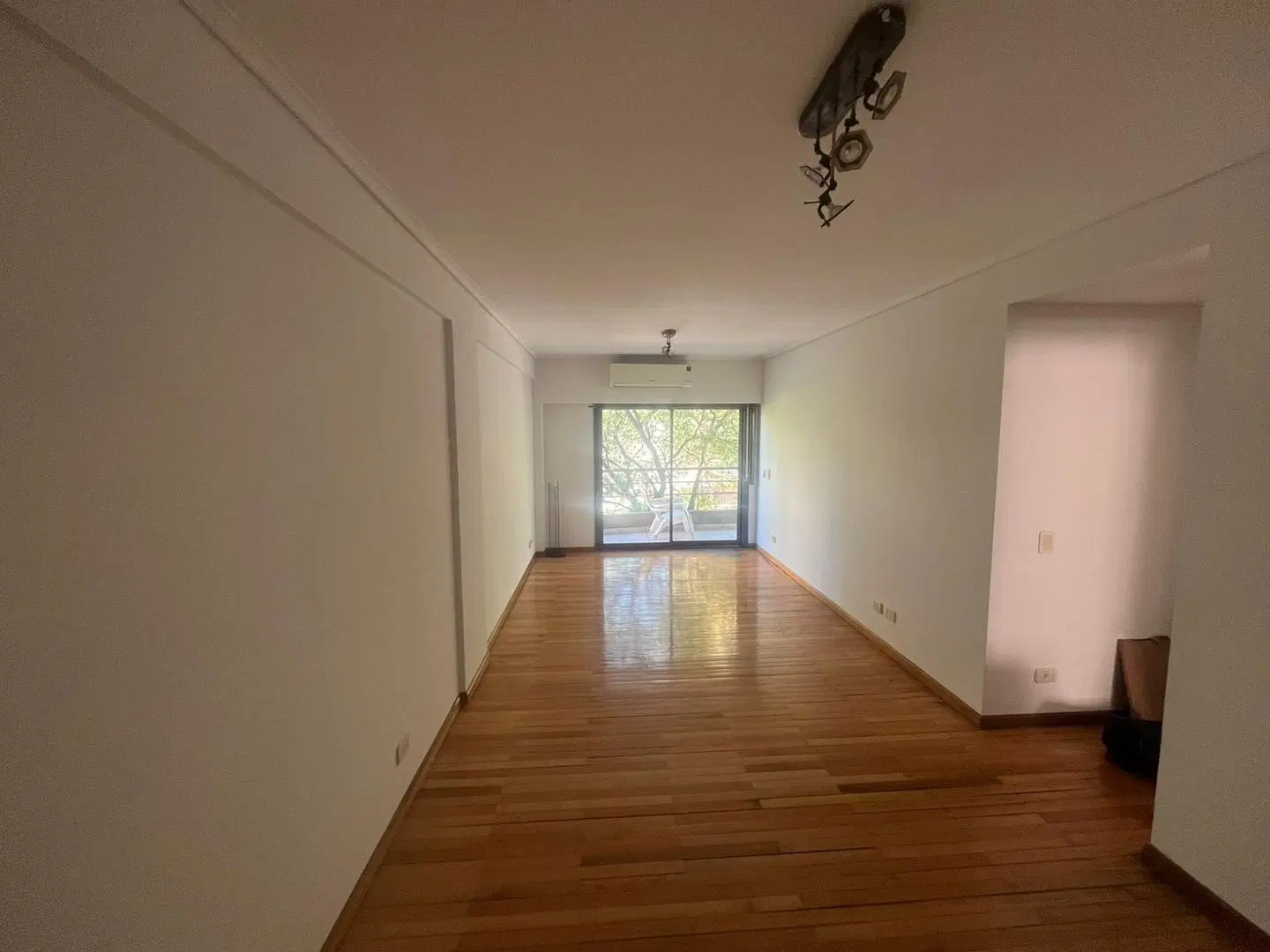 Departamento 4 ambientres con balcón con cochera fija 1