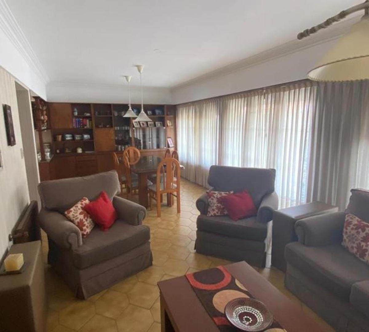 Foto de Chalet de 4 ambientes con quincho, local y parque, imagen 2