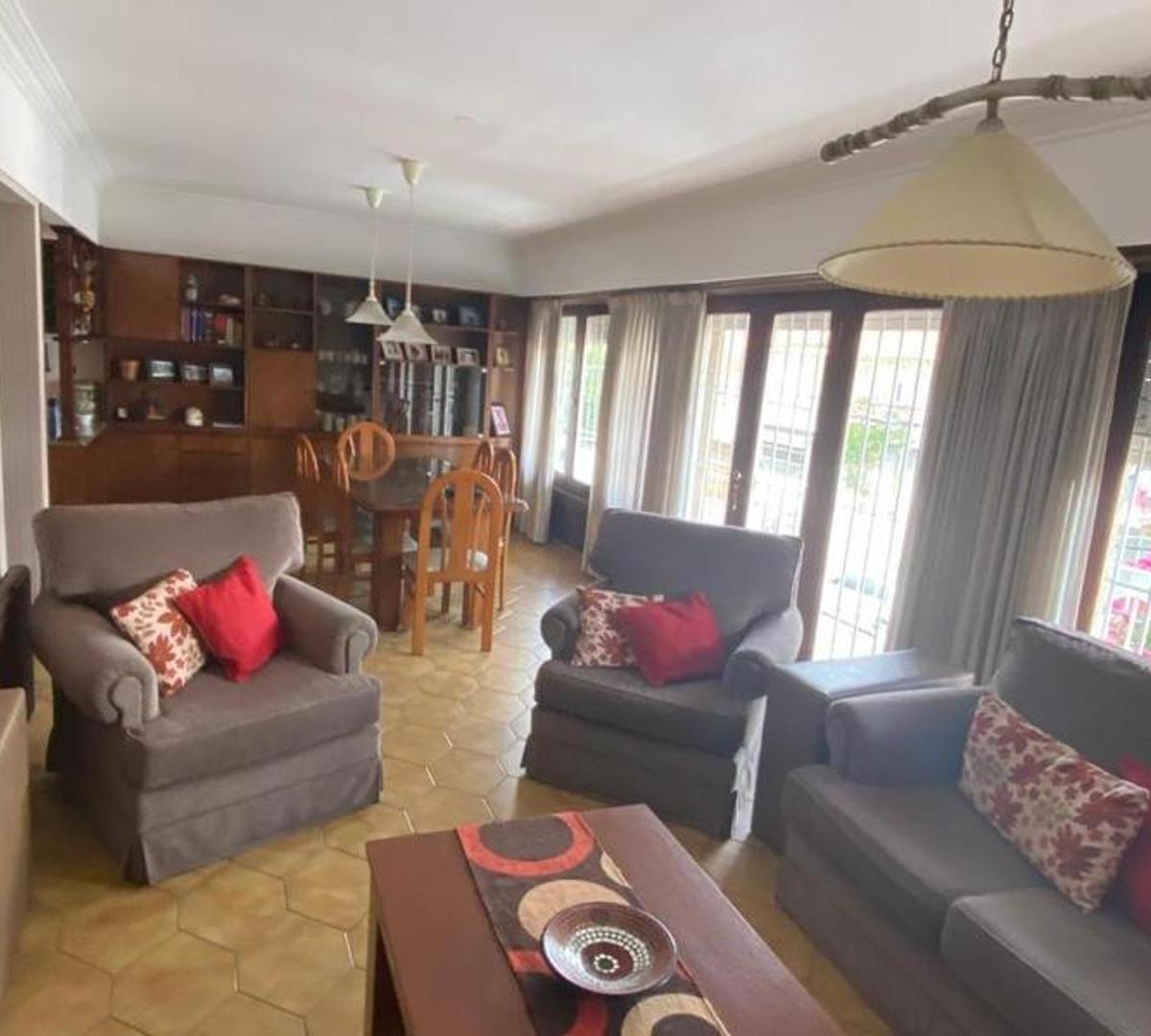 Foto de Chalet de 4 ambientes con quincho, local y parque, imagen 4