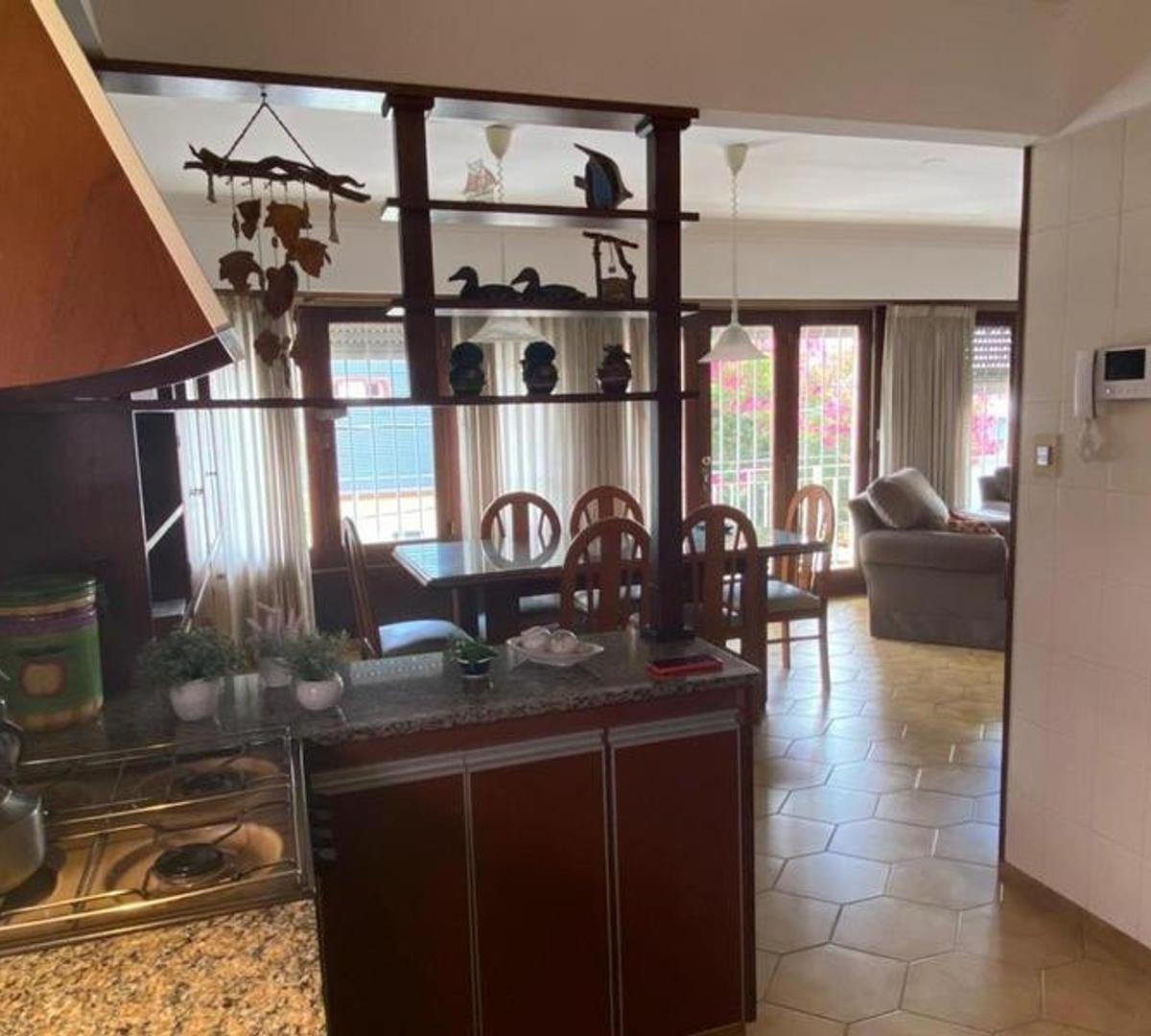 Foto de Chalet de 4 ambientes con quincho, local y parque, imagen 3