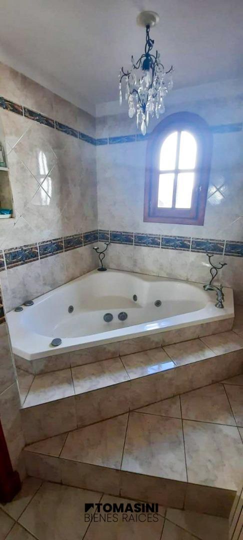 Foto de CHALET DE 5 AMBIENTES CON PISCINA,DESARROLLADO EN 2 PLANTAS, imagen 2