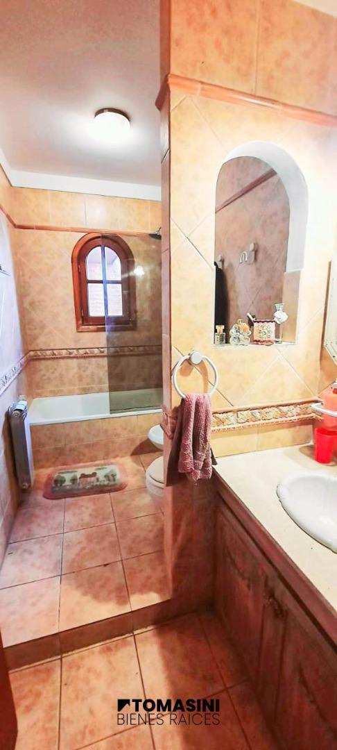 Foto de CHALET DE 5 AMBIENTES CON PISCINA,DESARROLLADO EN 2 PLANTAS, imagen 5