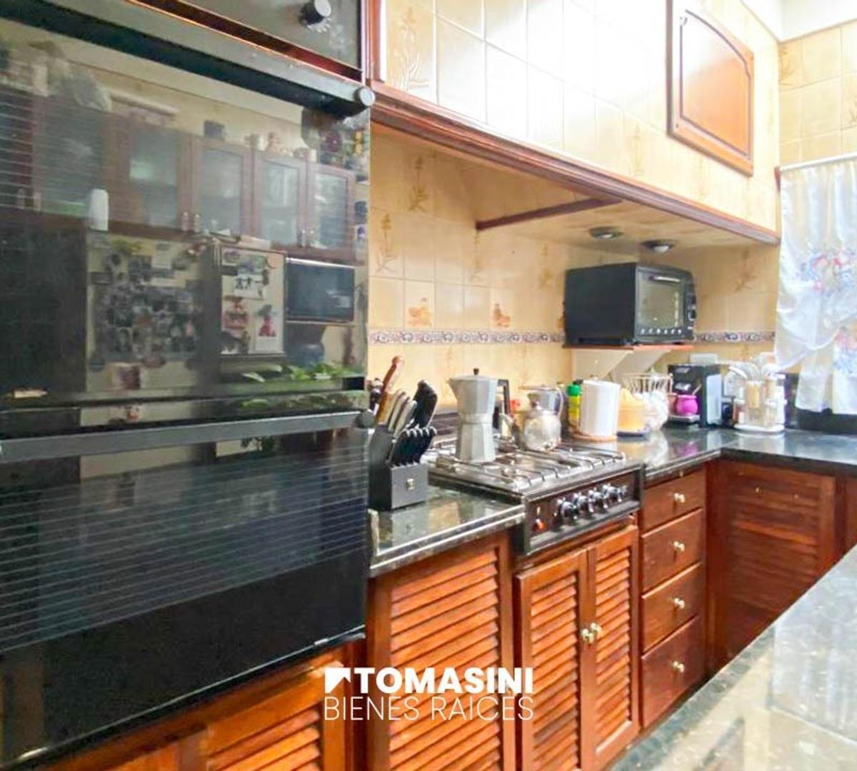 Foto de CHALET DE 4 AMBIENTES CON GARAGE, PARRILLA Y DEPARTAMENTO, imagen 2
