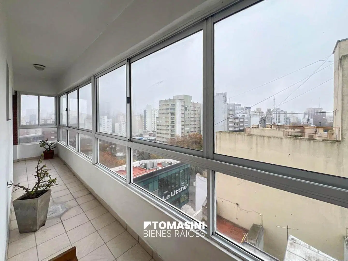 SEMIPISO DE 4 AMB. A LA CALLE CON BALCON CORRIDO Y COCHERA 4