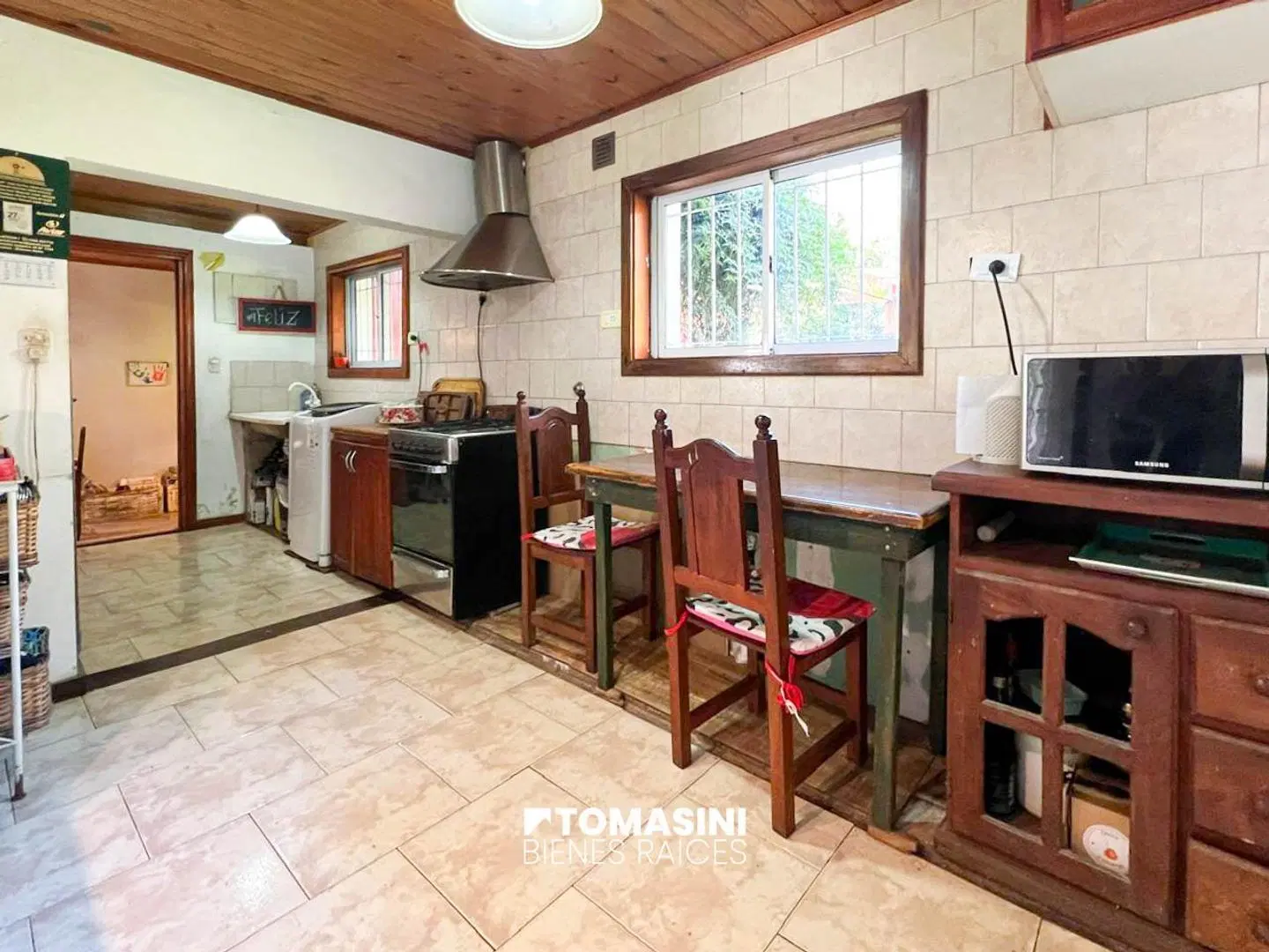 CASA DE 3 AMBIENTES CON PARQUE, GARAGE Y PARRILLA 8