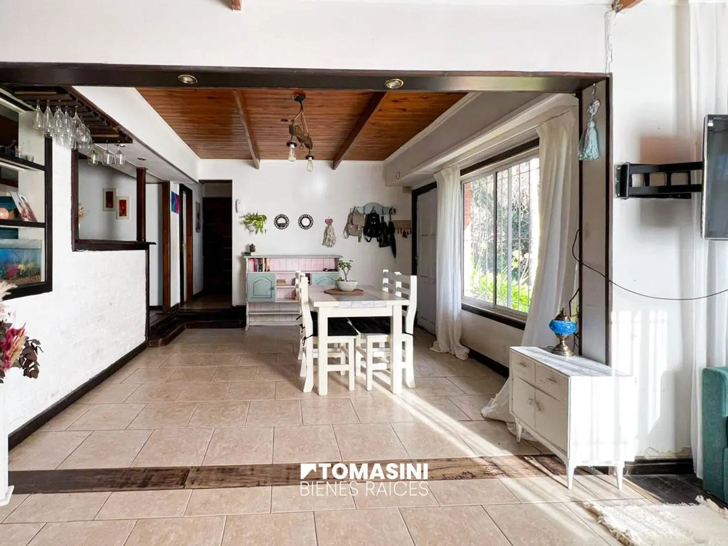 CASA DE 3 AMBIENTES CON PARQUE, GARAGE Y PARRILLA 2