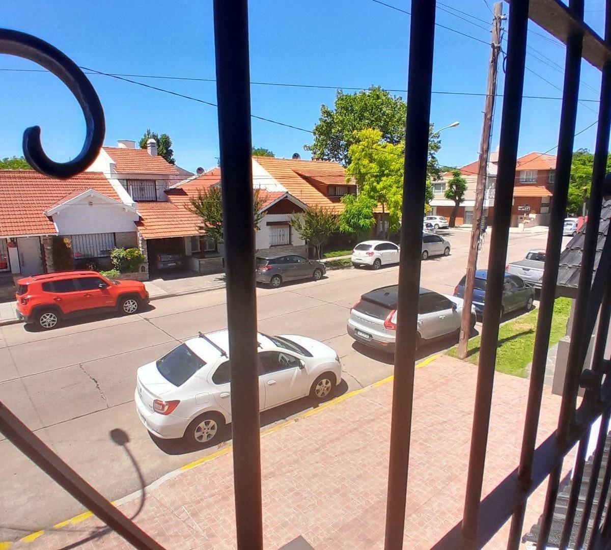 Foto de Alquiler PH 3 ambientes garage y patio - Chauvin, imagen 2
