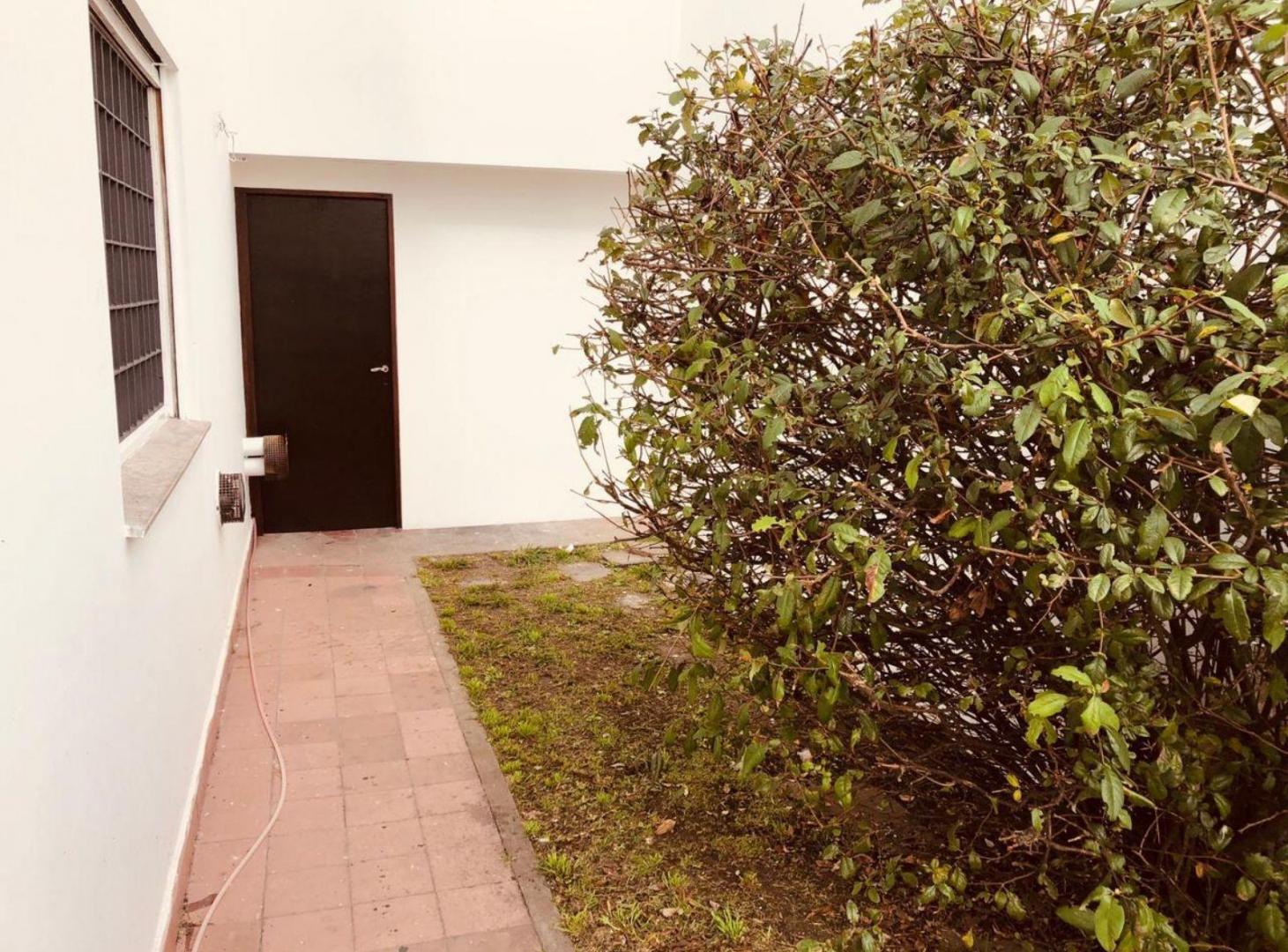 Alquiler Casa con jardín y cochera