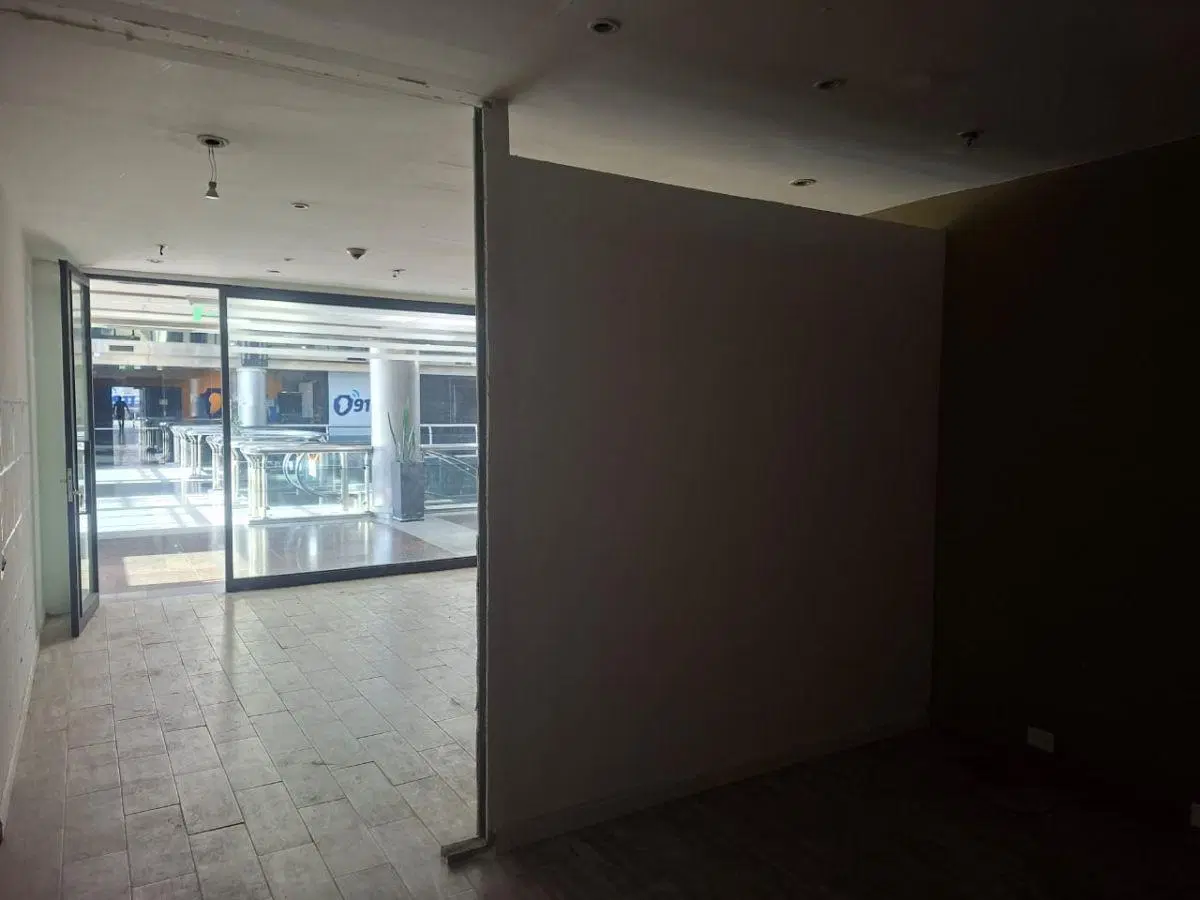 Local Comercial N ° 201 ubicado en calle Corrientes 161, del Complejo Garden Factory. Córdoba. 4