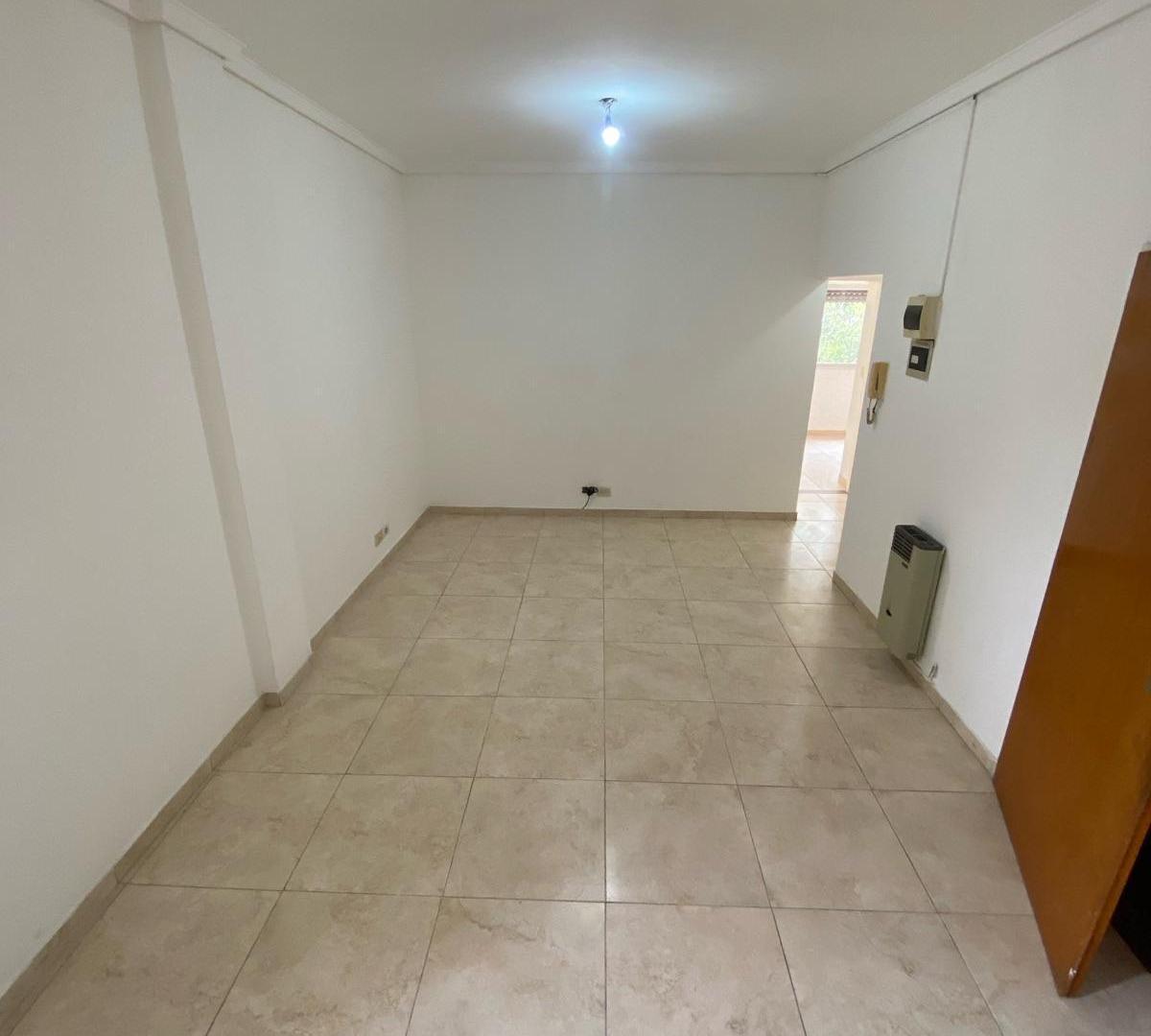 Foto de la propiedad en Alquiler Comodo Departamento 3 Ambientes Frente A LA