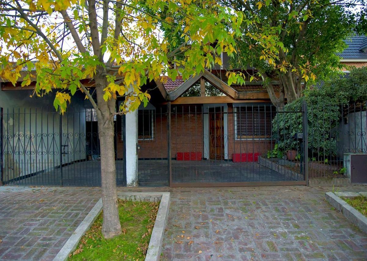 RETASADA POR VIAJE AL EXTERIOR - CASA EN CASTELAR VIAMONTE 2274 E/ CURUCHET Y COLECTORA ACC. OESTE