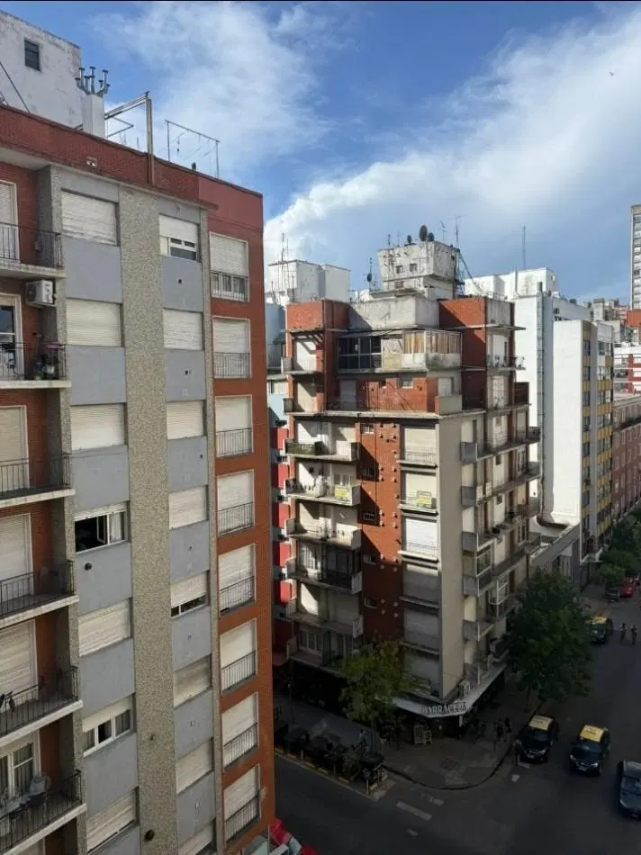 Ambiente desplazado con balcon a la calle 8