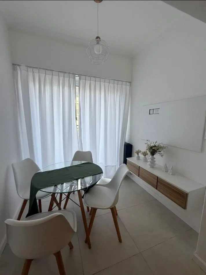 Ambiente desplazado con balcon a la calle 3